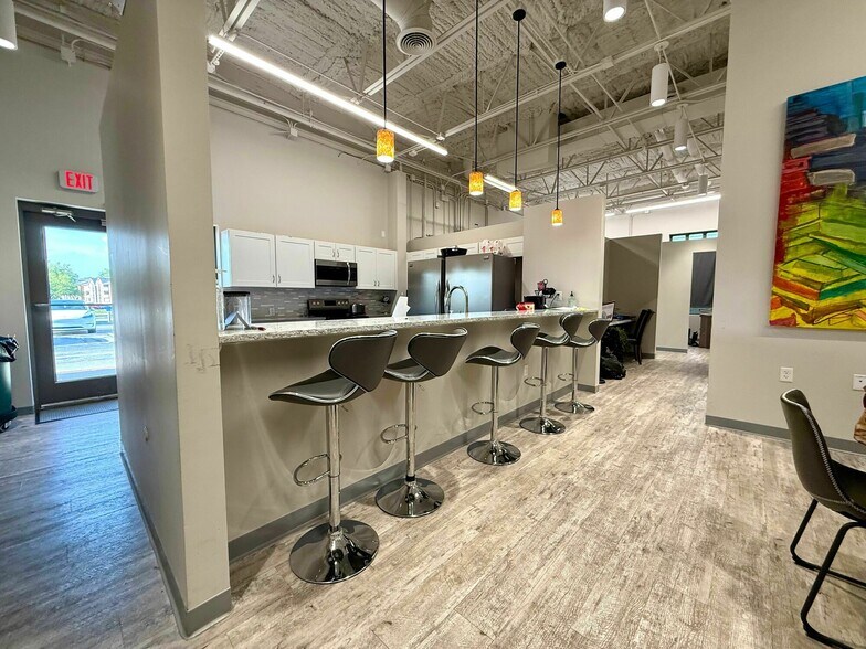 More Photos Of 2101 W Chesterfield Blvd, Springfield Office For Sale