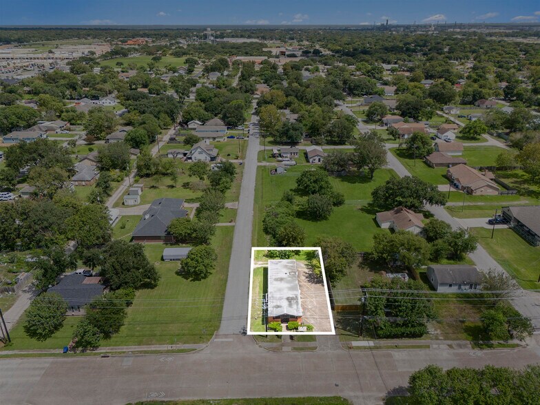 More Photos Of 512 N Logan St, Texas City Freestanding For Sale