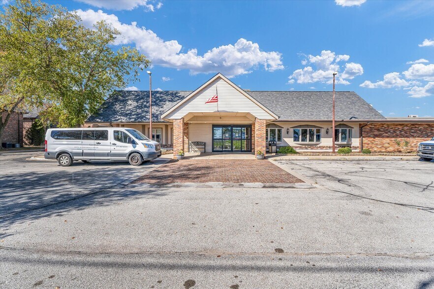 More Photos Of 1907 N Cunningham Ave, Urbana Hotel For Sale