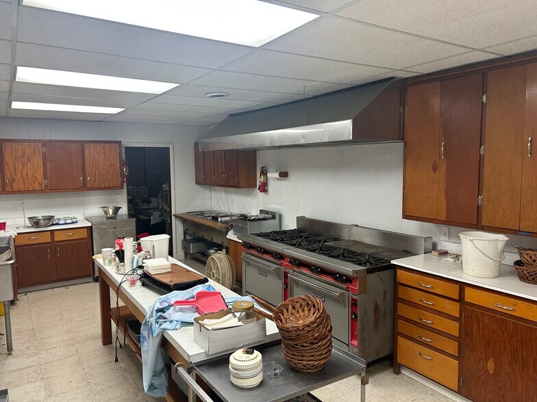More Photos Of 1913 19th St, Nitro Lodge Meeting Hall For Lease
