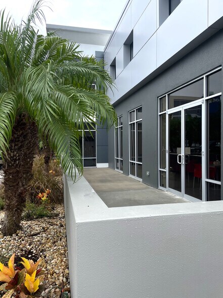 More Photos Of 5402 W Laurel St, Tampa Loft Creative Space For Sale