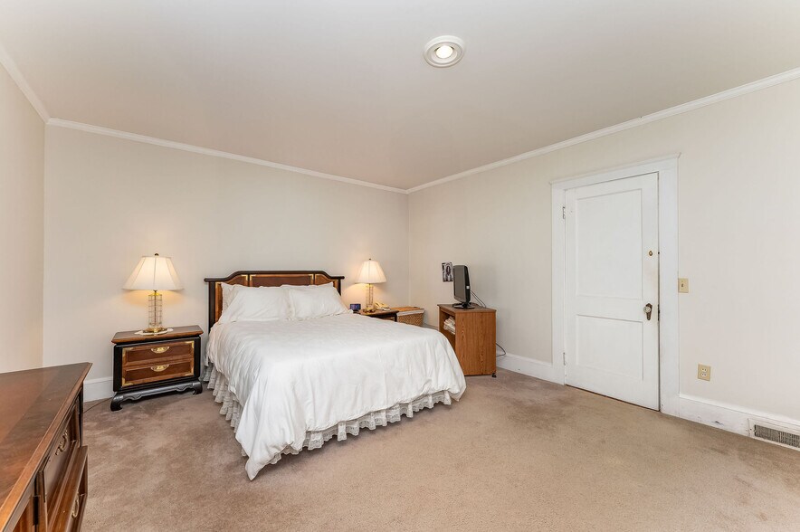 More Photos Of 112 Lafayette Rd, North Hampton General Retail For Sale