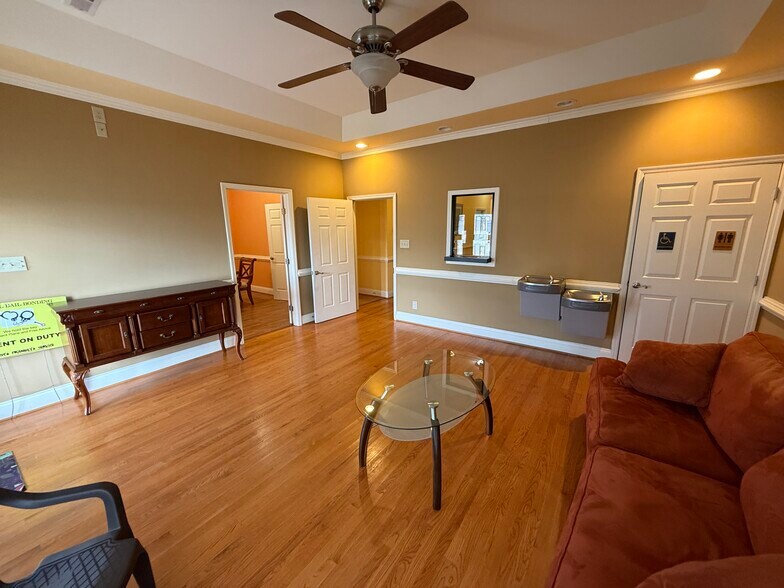 More Photos Of 111 Fontana St, Clinton Office For Lease