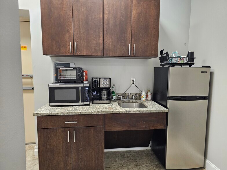 More Photos Of 12227 Huebner Rd, San Antonio Freestanding For Lease