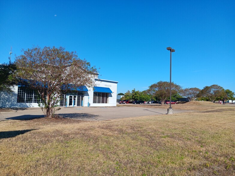More Photos Of 9230 N Highway 6, Navasota Freestanding For Sale