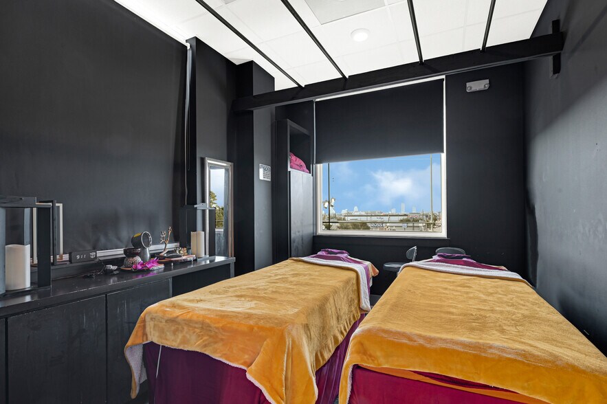 More Photos Of 1511 W 12th St, Houston Office For Sale