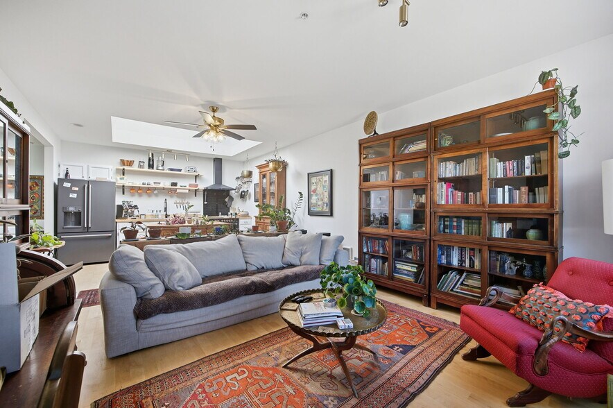 More Photos Of 104 Spruce St E, Ilwaco General Retail For Sale