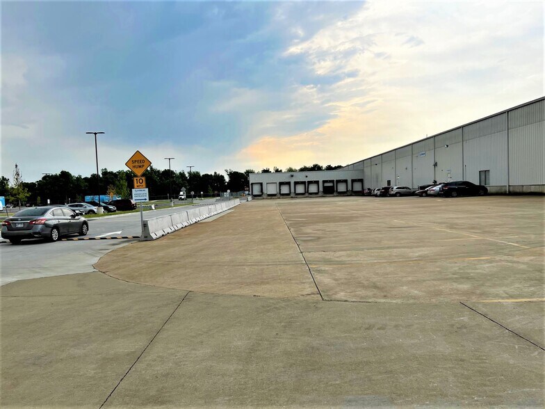 More Photos Of 419 S Lincoln St, Lowell Showroom For Lease