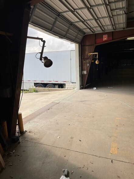 More Photos Of 106 Mooney Dr, Bourbonnais Warehouse For Lease