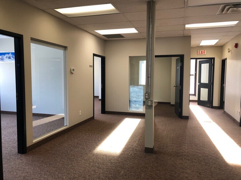 More Photos Of 2935-2947 19th St NE, Calgary Service For Lease