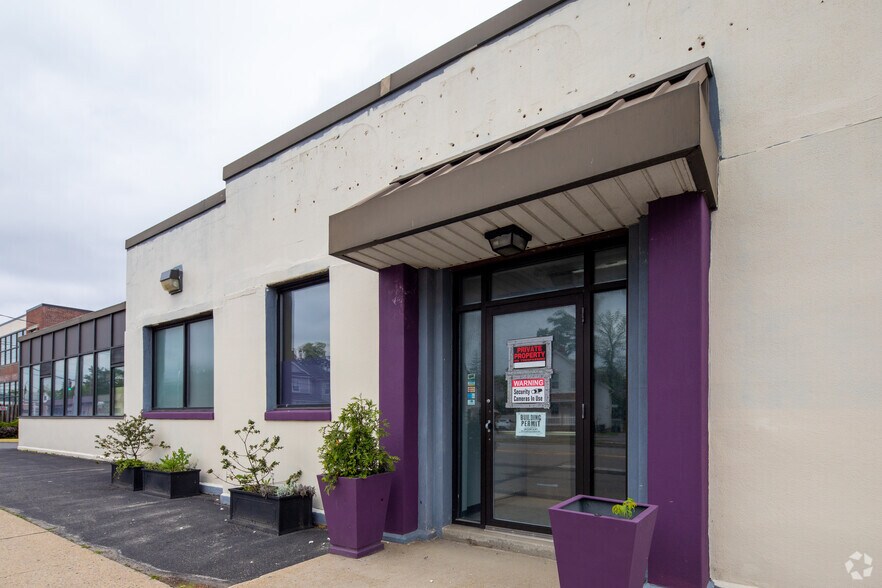 More Photos Of 207-209 Little East Neck Rd, West Babylon Storefront Retail Office For Sale