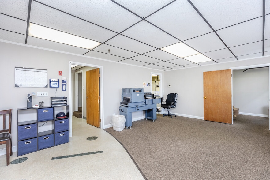 More Photos Of 24 Keewaydin Dr, Salem Flex For Lease
