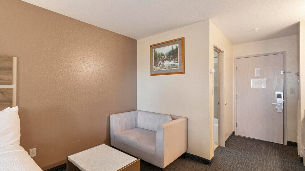 More Photos Of 1509 6th St, Wells Hotel For Sale