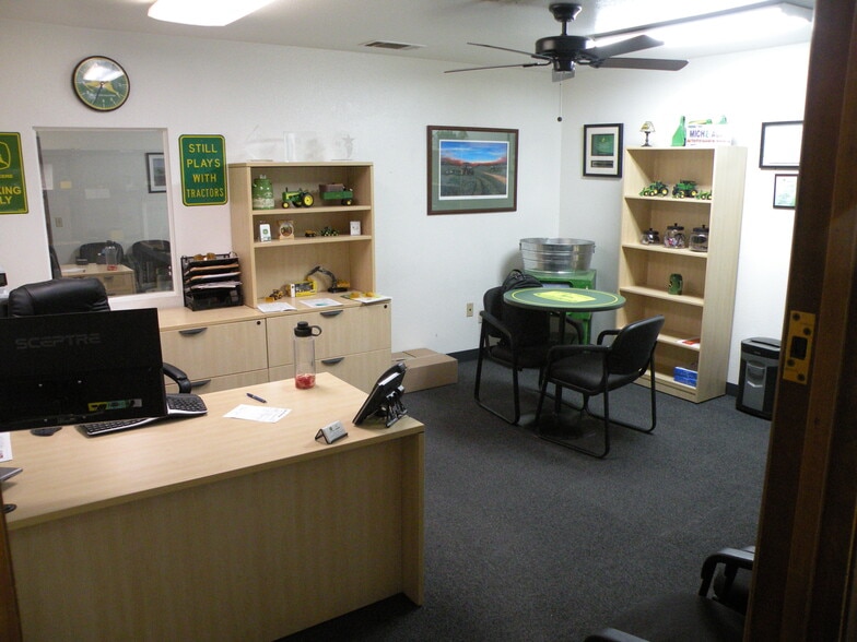 More Photos Of 45223 23rd St W, Lancaster Auto Dealership For Sale