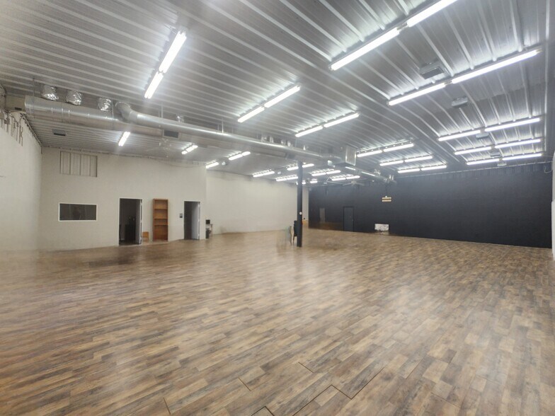 More Photos Of 44 NE 51st St, Oklahoma City Light Distribution For Lease