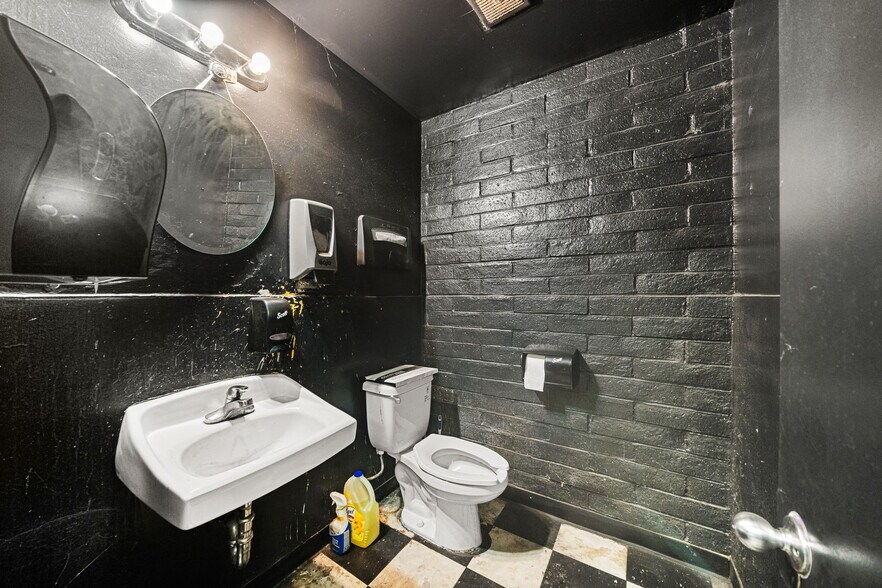 More Photos Of 960 W Holt Blvd, Ontario Freestanding For Sale