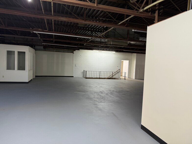 More Photos Of 121 N Lafayette Ave, Marshall Flex For Sale