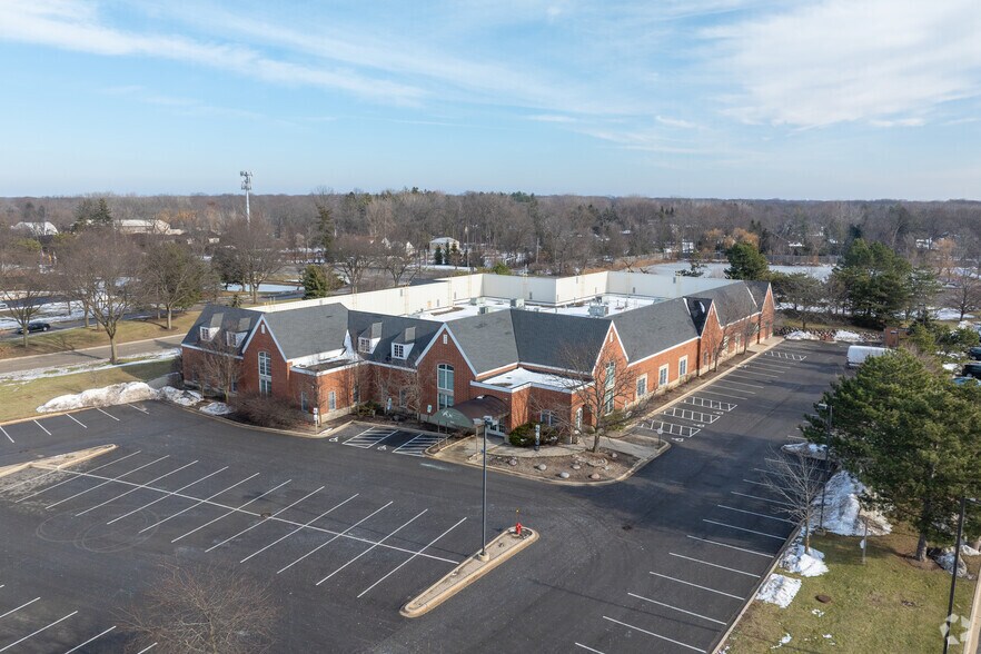 More Photos Of 1515 Busch Pky, Buffalo Grove Veterinarian Kennel For Sale