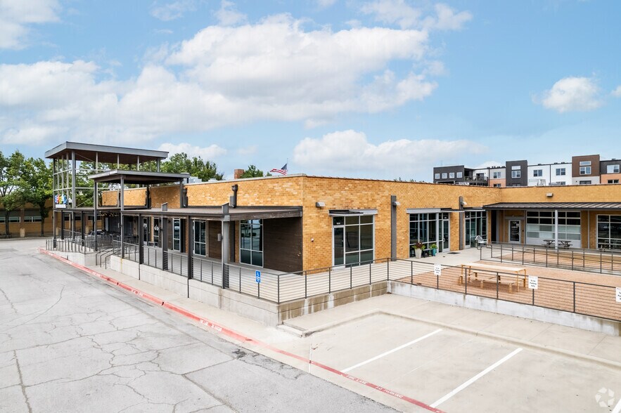 More Photos Of 608 E Hickory St, Denton General Retail For Lease