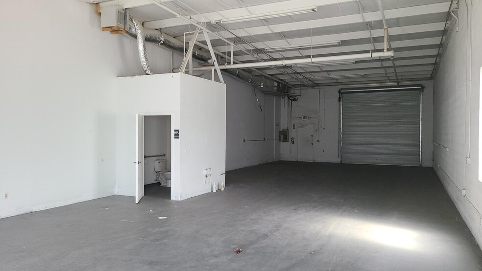 More Photos Of 28631 N Diesel Dr, Bonita Springs Light Manufacturing For Lease