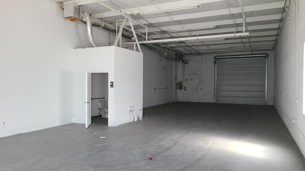 More Photos Of 28631 N Diesel Dr, Bonita Springs Light Manufacturing For Lease