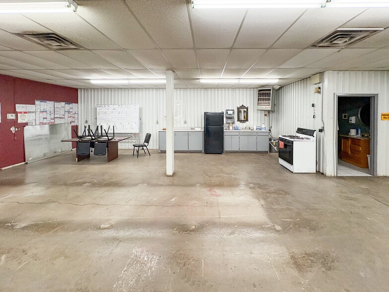 More Photos Of 200 N Pine St, Kermit Industrial For Sale