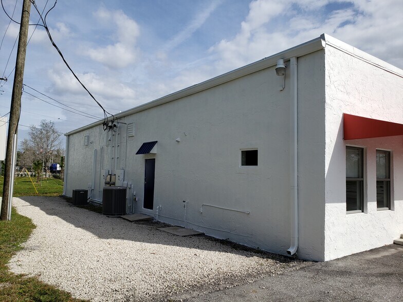 More Photos Of 3059-3061 SE Monroe St, Stuart Warehouse For Lease