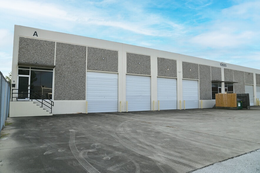 More Photos Of 10685 Hazelhurst Dr, Houston Warehouse For Lease