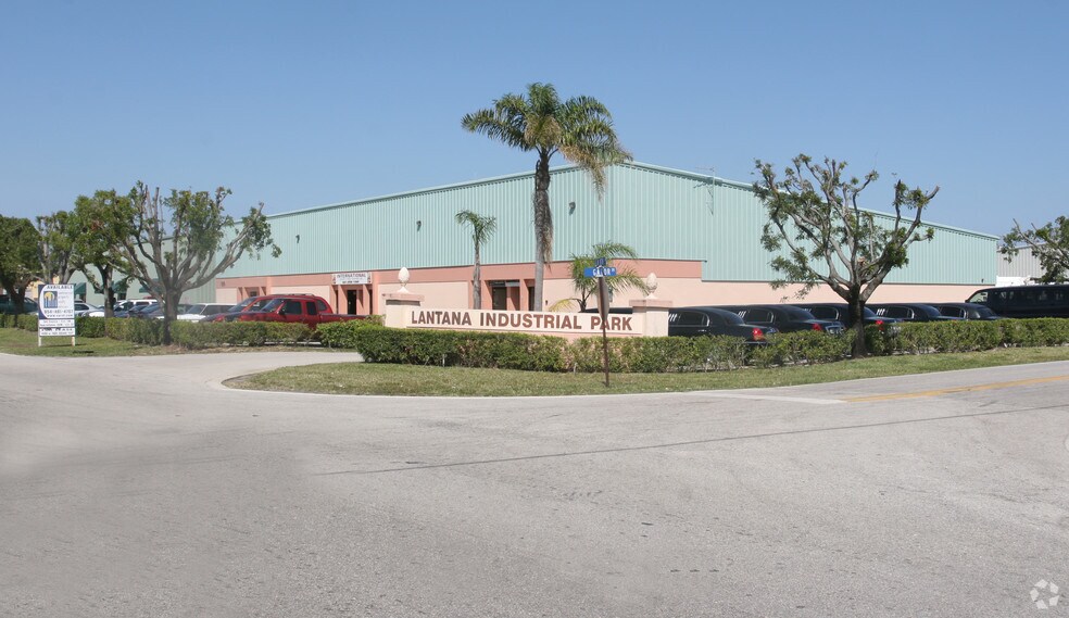 More Photos Of 820 N 8th St, Lantana Warehouse For Lease