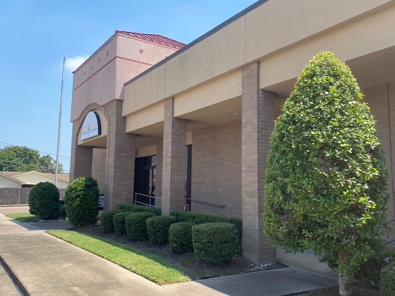 More Photos Of 120 E 8th St, Deer Park Office For Sale