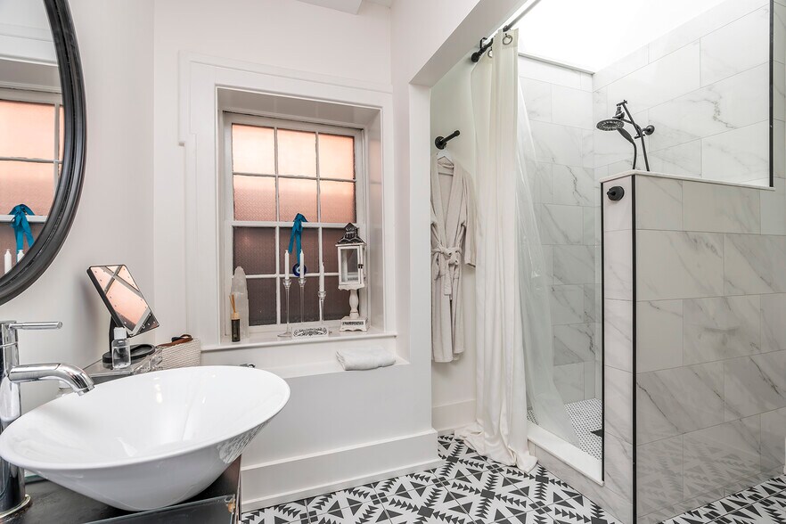 More Photos Of 302 W High St, Lexington Office Residential For Sale