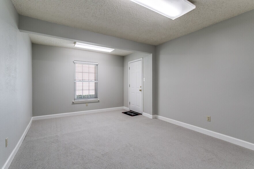 More Photos Of 725 W Purnell Rd, Lewisville Office Residential For Lease