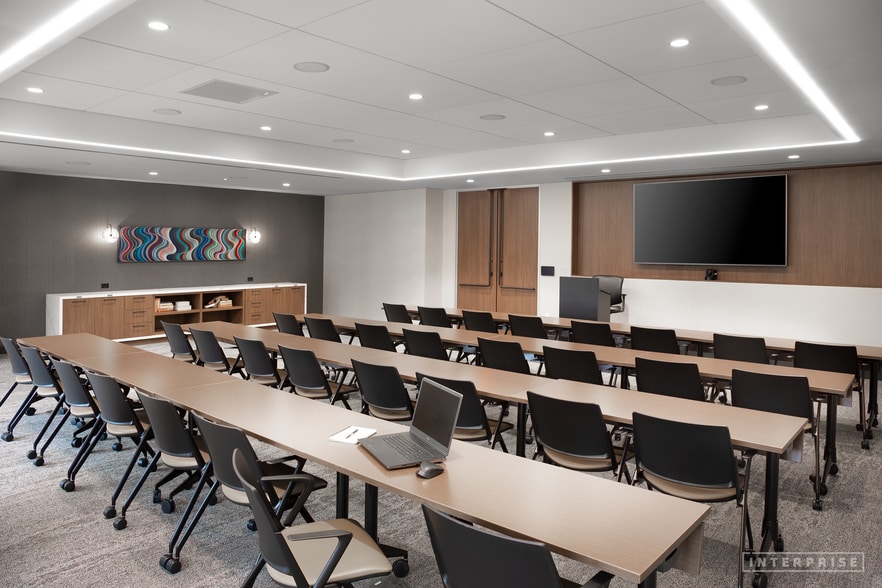 More Photos Of 5950 Sherry Ln, Dallas Office For Lease