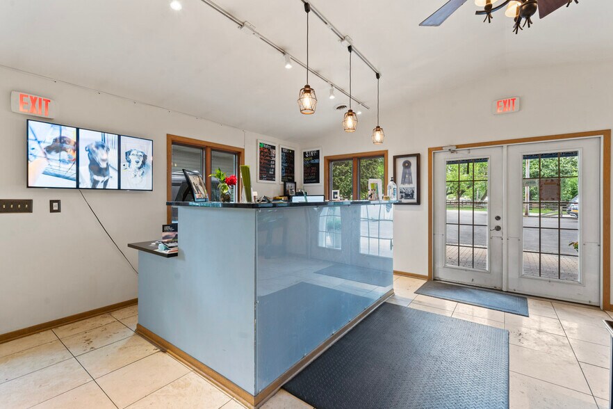 More Photos Of 4403 S Roberts Rd, Island Lake Veterinarian Kennel For Sale