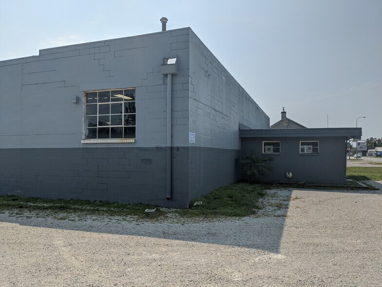 More Photos Of 250 S Kinzie Ave, Bradley Flex For Sale