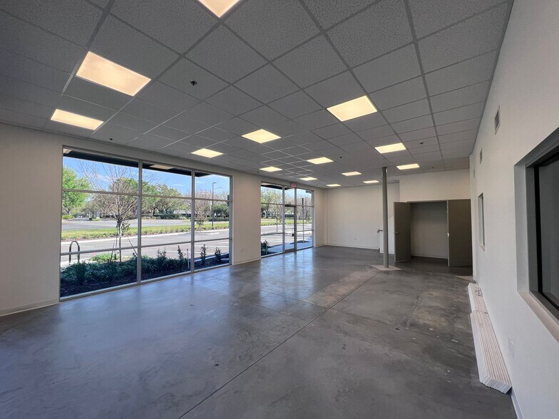 More Photos Of 8340 Southpark Cir, Orlando Flex For Lease