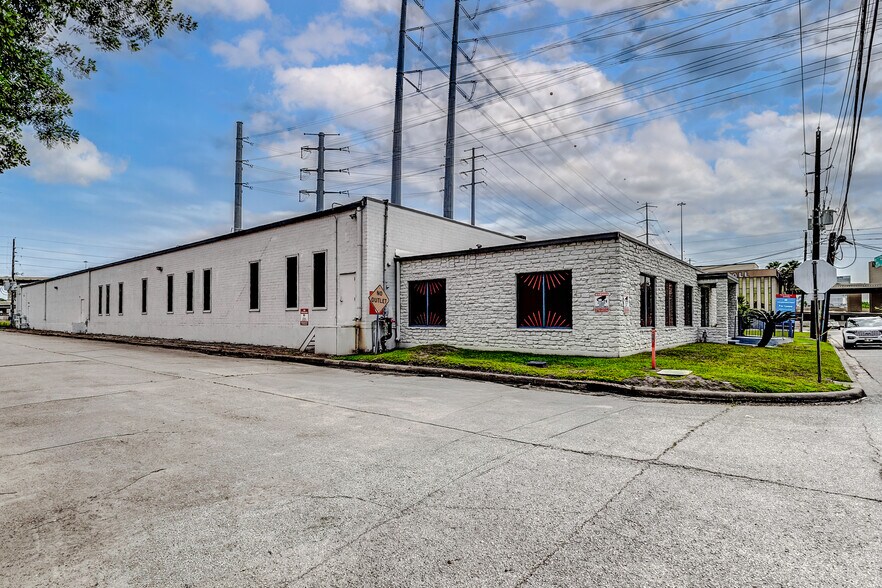 More Photos Of 4950 Terminal St, Bellaire Freestanding For Lease