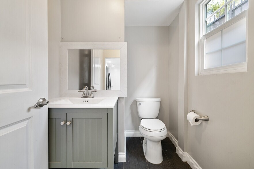 More Photos Of 5709 E Beverly Blvd, Los Angeles Office Residential For Lease