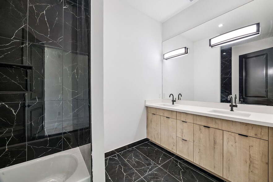 More Photos Of 4710 Sharon St, Houston Multifamily For Sale