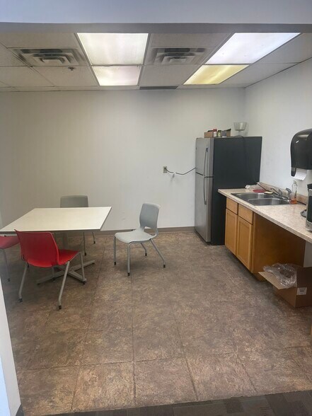 More Photos Of 7071-7093 Shady Oak Rd, Eden Prairie Showroom For Lease