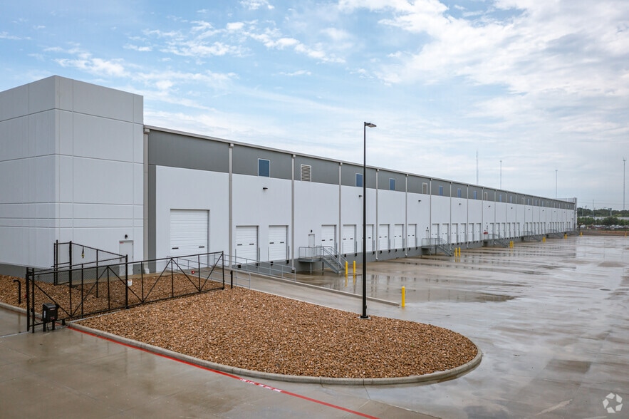 More Photos Of 5870 W Fuqua St, Houston Distribution For Lease