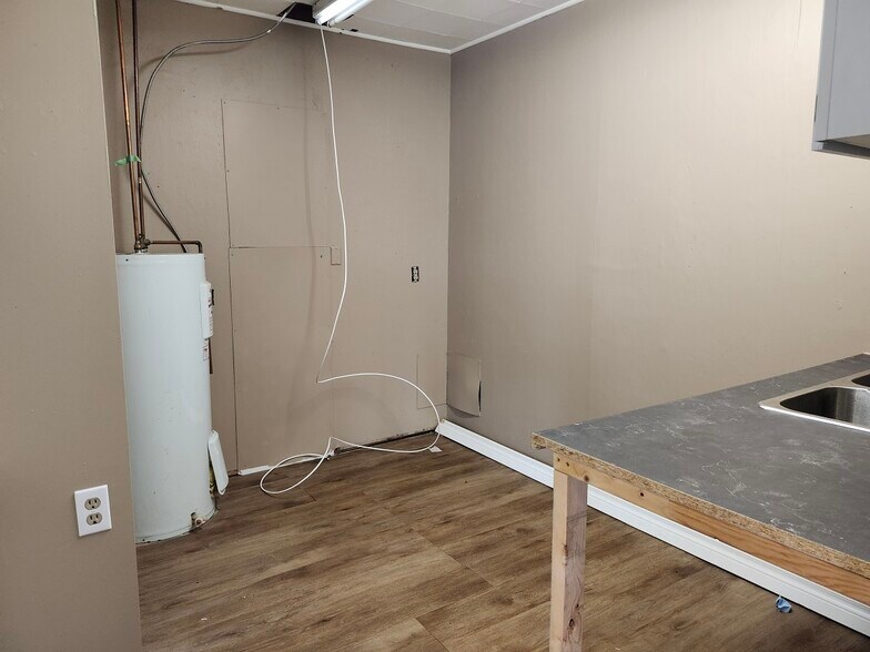 More Photos Of 1 Hiscott St, St Catharines Warehouse For Lease