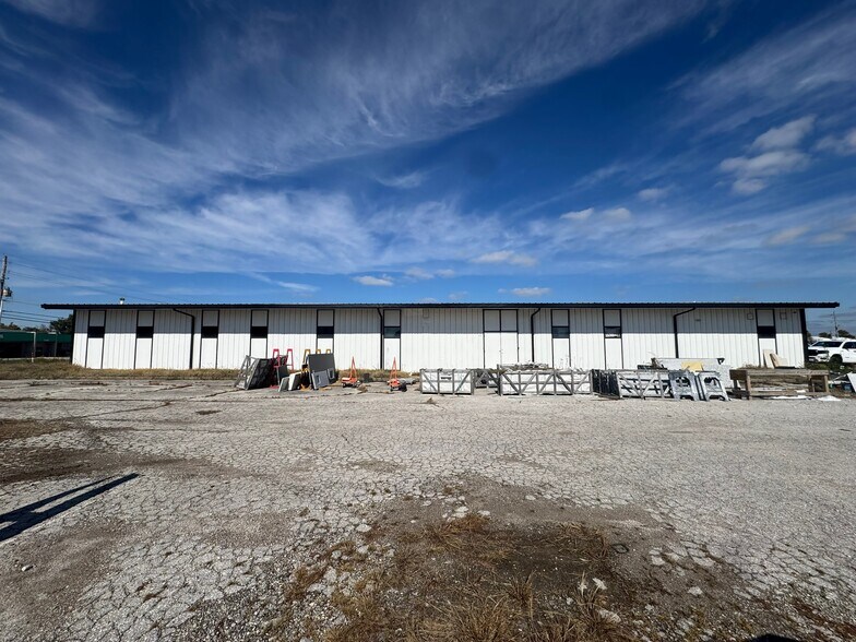 More Photos Of 2103 S 8th St, Rogers Warehouse For Sale