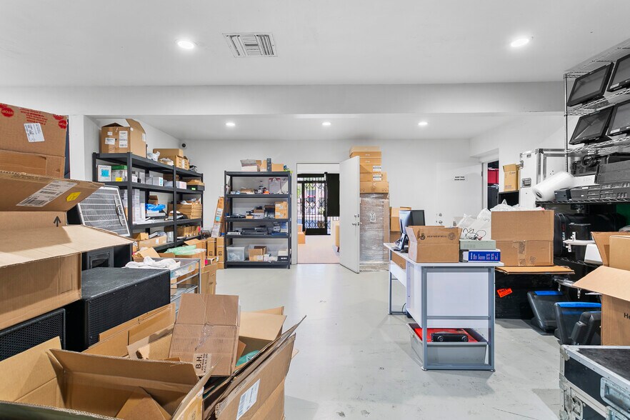 More Photos Of 22520-22522 Ventura Blvd, Woodland Hills Storefront Retail Office For Lease