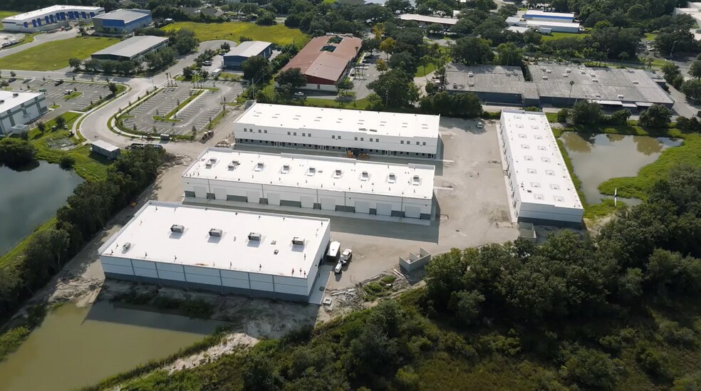 More Photos Of 8170 Uzita Dr, Sarasota Flex For Lease