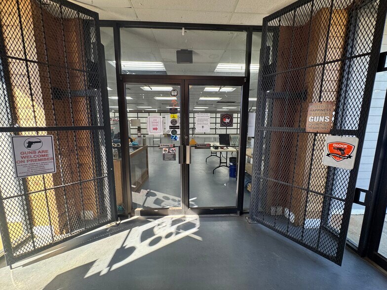 More Photos Of 990 N Daleville Ave, Daleville Warehouse For Sale