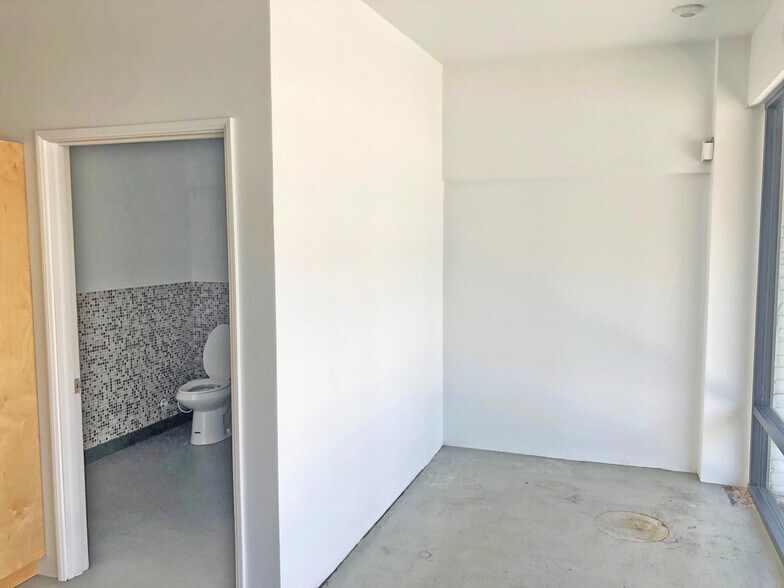 More Photos Of 4900-4904 Topanga Canyon Blvd, Woodland Hills Unknown For Lease