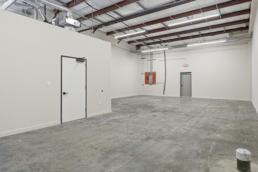 More Photos Of 5342 5th St, Katy Freestanding For Lease