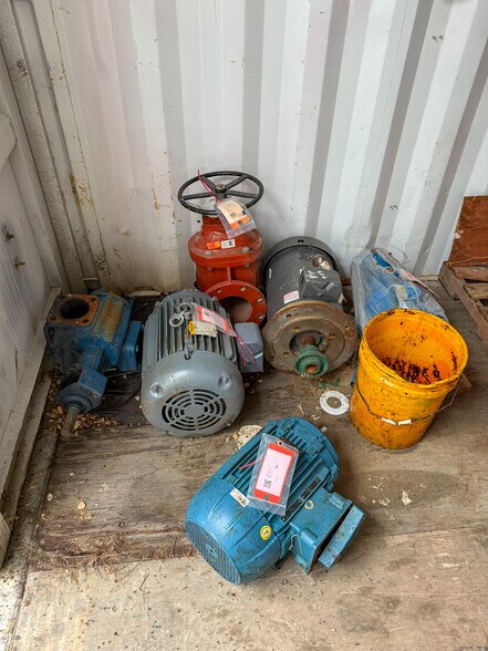 More Photos Of 5640 44th Ave S, Clinton Office For Sale