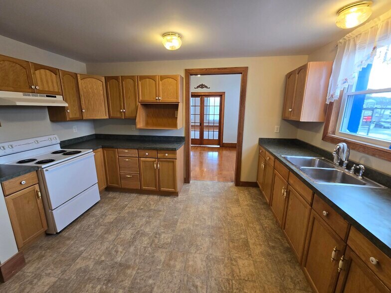 More Photos Of 142 Lenox Ave, Oneida Auto Repair For Sale